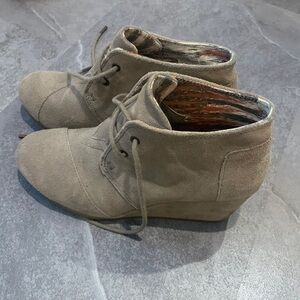 Tom’s suede wedges